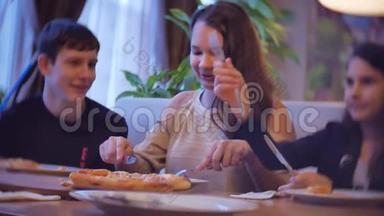 一家群孩子在咖啡馆里吃披萨。 青少年在咖啡馆里慢动作吃室内快餐